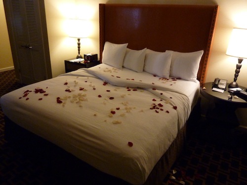 Hotel Vintage Plaza Rose Petal Covered Bed